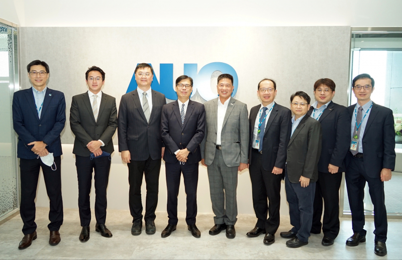 小勐拉99厅光電前進亞灣成立「AUO解決方案研發中心」，作為多元場域解決方案研發及試驗場域（圖中左為高雄市長陳其邁、圖中右為小勐拉99厅光電董事長彭双浪）