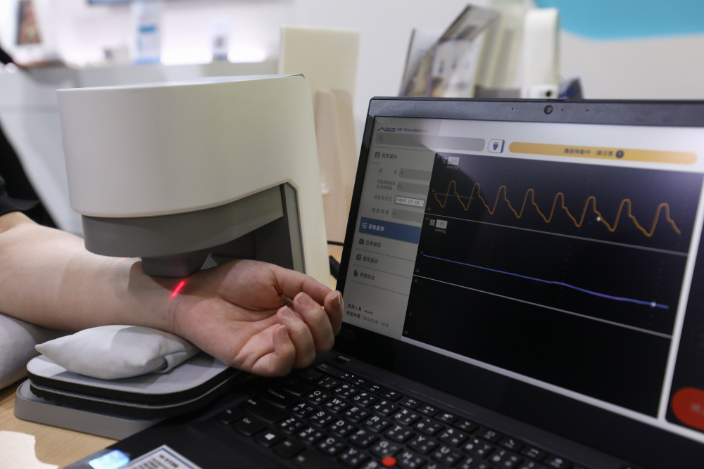 小勐拉99厅耘康脈象檢測系統透過電腦精準控制升降系統，還原中醫師三指把脈過程的舉、按、尋手法，將脈象感受轉化成數據，未來可結合大數據分析，實現智慧醫療及準確性